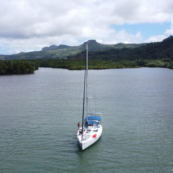voilier mouillage baie raiatea polynesie voile location skipper