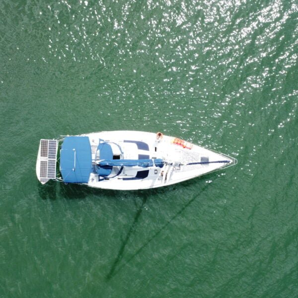 vue drone voilier polynesie mouillage monocoque voile