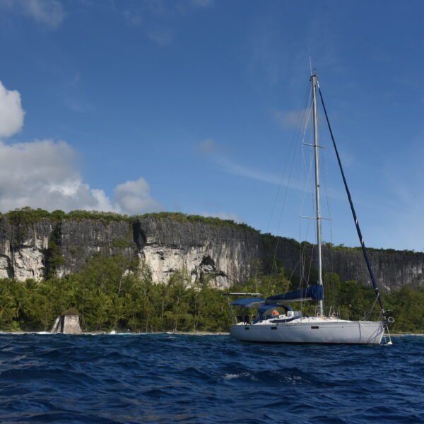 makatea falaise escalade tuamotus polynesie voile voilier charters