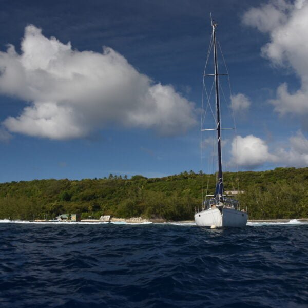 voilier île falaise bateau location polynesie makatea tahiti