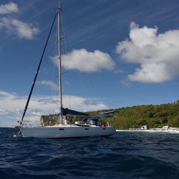 voilier navigation polynesie makatea tuamotus récifs falaise