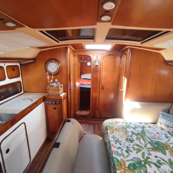 salon cuisine interieur voilier monocoque polynesie location longue durée