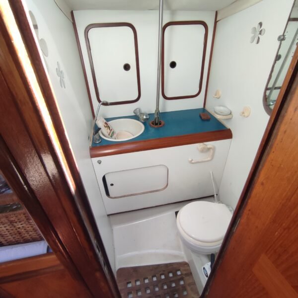 wc toilettes douche interieur voilier location avec sans skipper