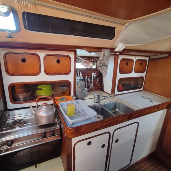 cuisine repas interieur voilier monocoque polynesie location sans skipper